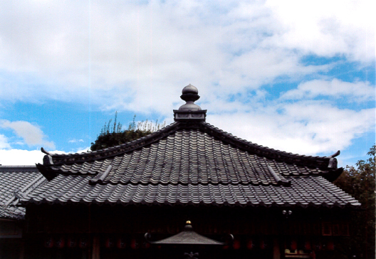 石像寺の屋根外観